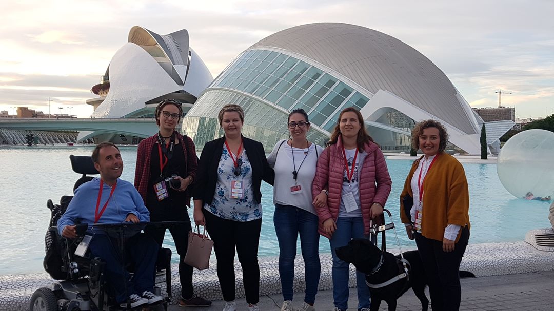 Blogeros extranjeros posan con equipo de Accessible Madrid en un fan trip en Valencia
