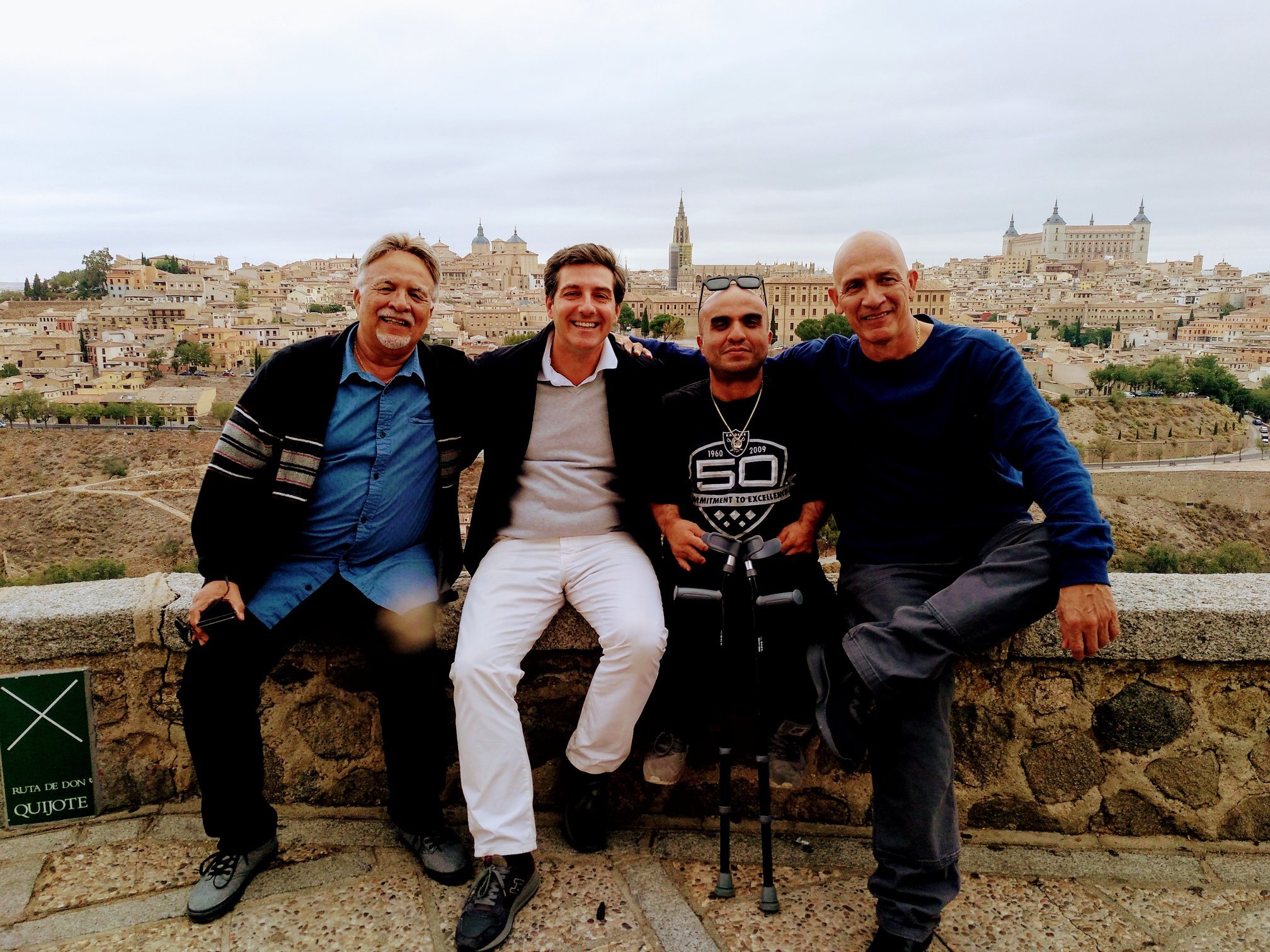 Familia de Estados Unidos posa con el CEO de Accessible Madrid en un tour de día accesible
